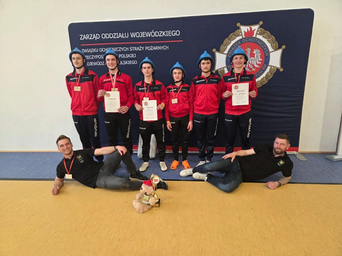 Młodzi druhowie z Kórnicy mistrzami Opolszczyzny! Triumf w halowych zawodach pożarniczych Zwycięska drużyna Młodzieżowej Drużyny Pożarniczej z Kórnicy na podium po zdobyciu Mistrzostwa Opolszczyzny