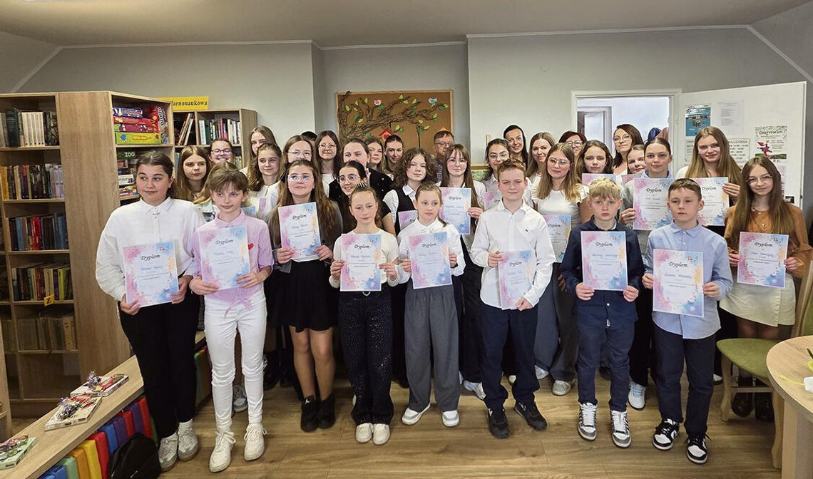 Młodzi uczestnicy konkursu recytatorskiego w Strzeleczkach podczas występów na scenie przed jury i publicznością.