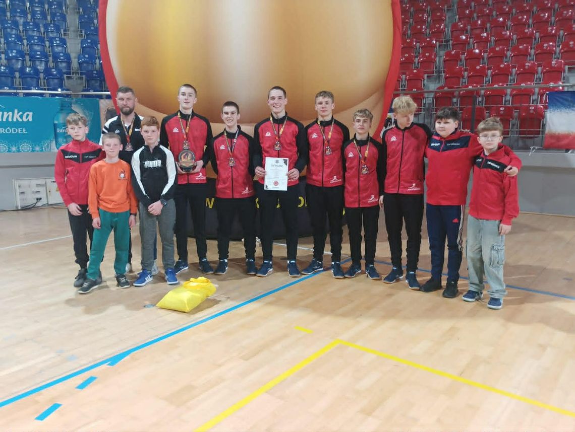 Młodzi strażacy z Kórnicy wśród najlepszych w Polsce. 7. miejsce w kraju i świetny wynik indywidualny Młodzieżowa Drużyna Pożarnicza OSP Kórnica na zawodach halowych w Kędzierzynie-Koźlu – młodzi strażacy po zdobyciu 7. miejsca w Polsce