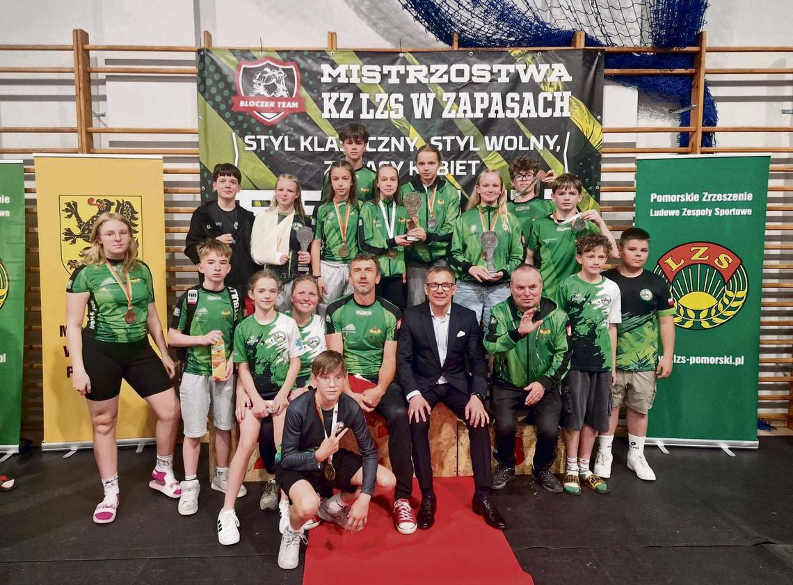 Młodzi zapaśnicy ZKS Gogolin zdominowali Mistrzostwa KZ LZS! Dziewięć medali i podium w obu klasyfikacjach drużynowych Młodzi zapaśnicy ZKS Gogolin pozują z medalami po zawodach w Pelplinie