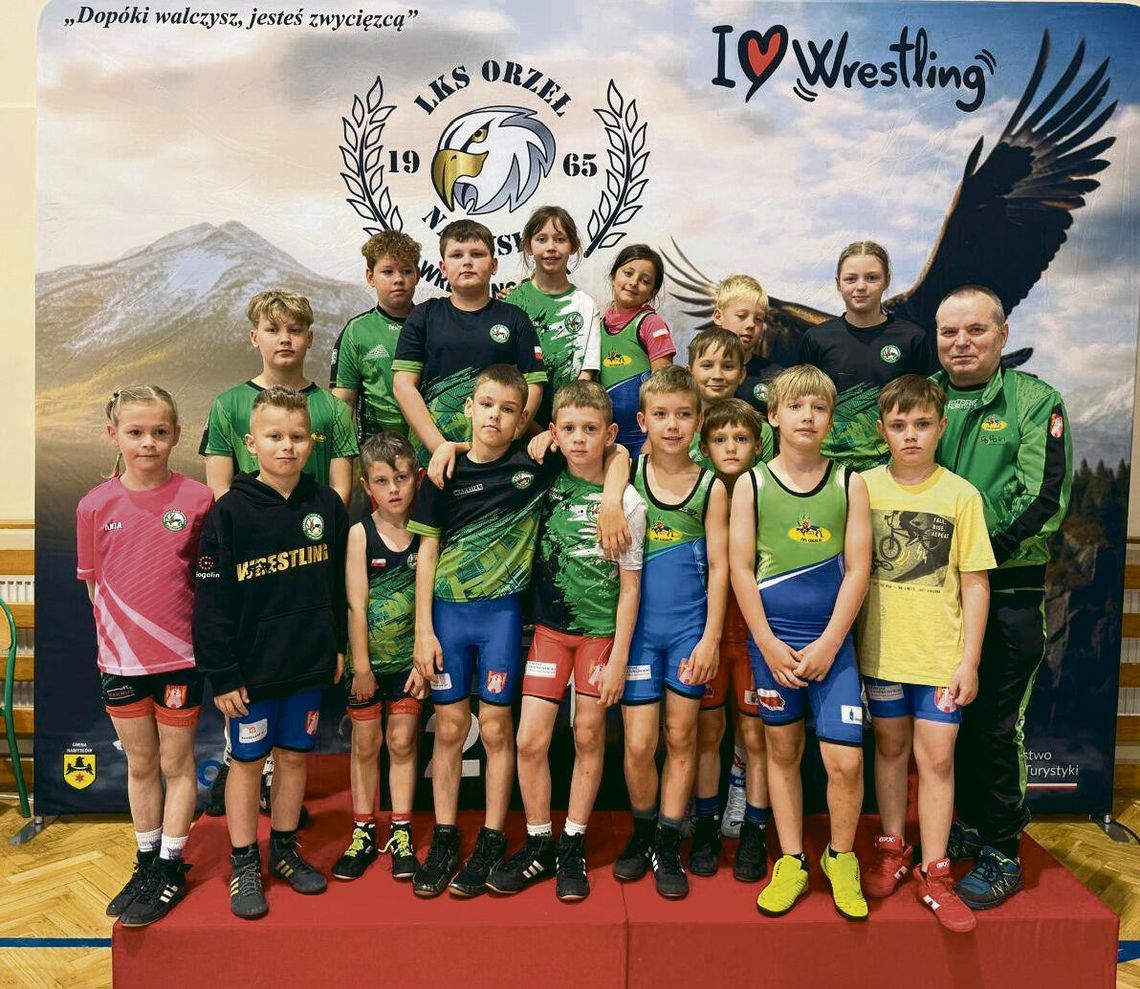 Młodzi zapaśnicy ZKS-u Gogolin zdobyli 17 medali i trzecie miejsce drużynowo w turnieju o puchar burmistrza Namysłowa Młodzi zapaśnicy ZKS-u Gogolin podczas turnieju w Namysłowie