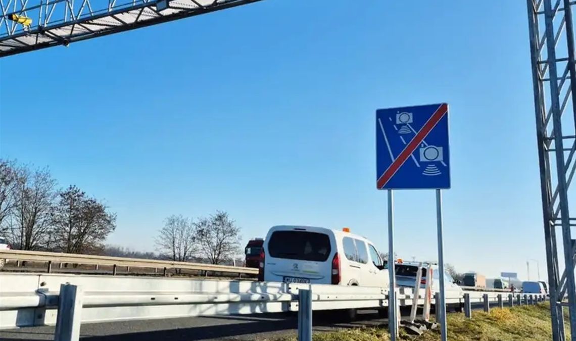 Montują pomiar prędkości na krapkowickim odcinku A4 Montują pomiar prędkości na krapkowickim odcinku A4