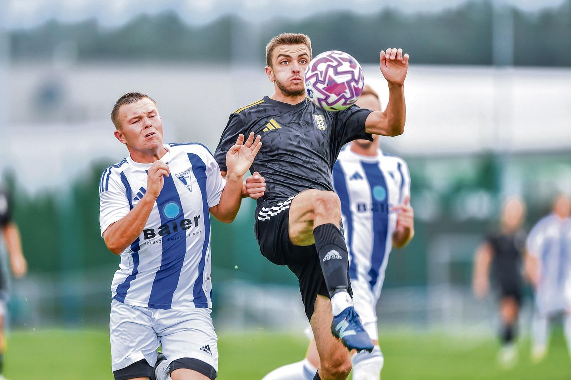 Jakub Mutke celebrujący bramkę podczas meczu MKS Gogolin – LZS Starowice II