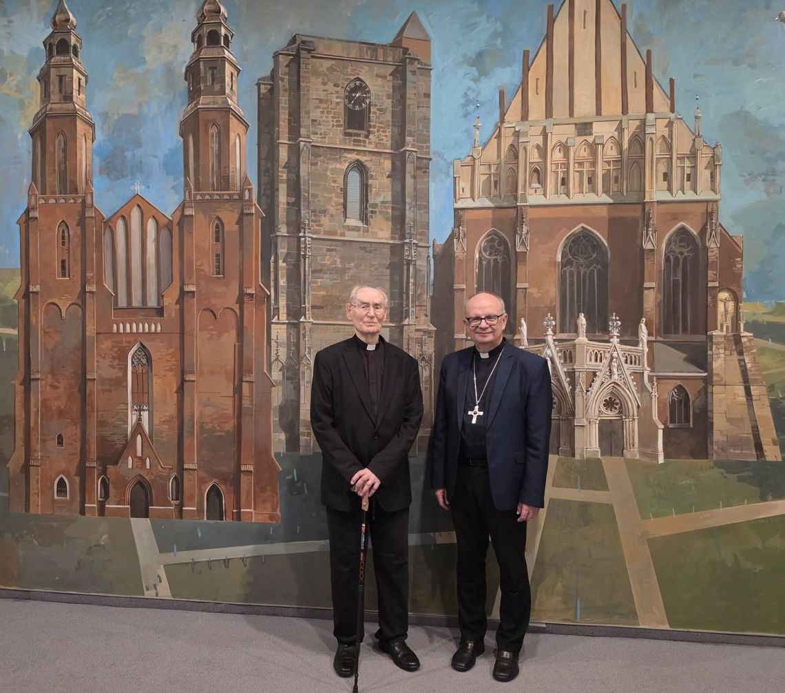Abp Alfons Nossol, biskup senior diecezji opolskiej, pochodzący z Brożca w gminie Walce
