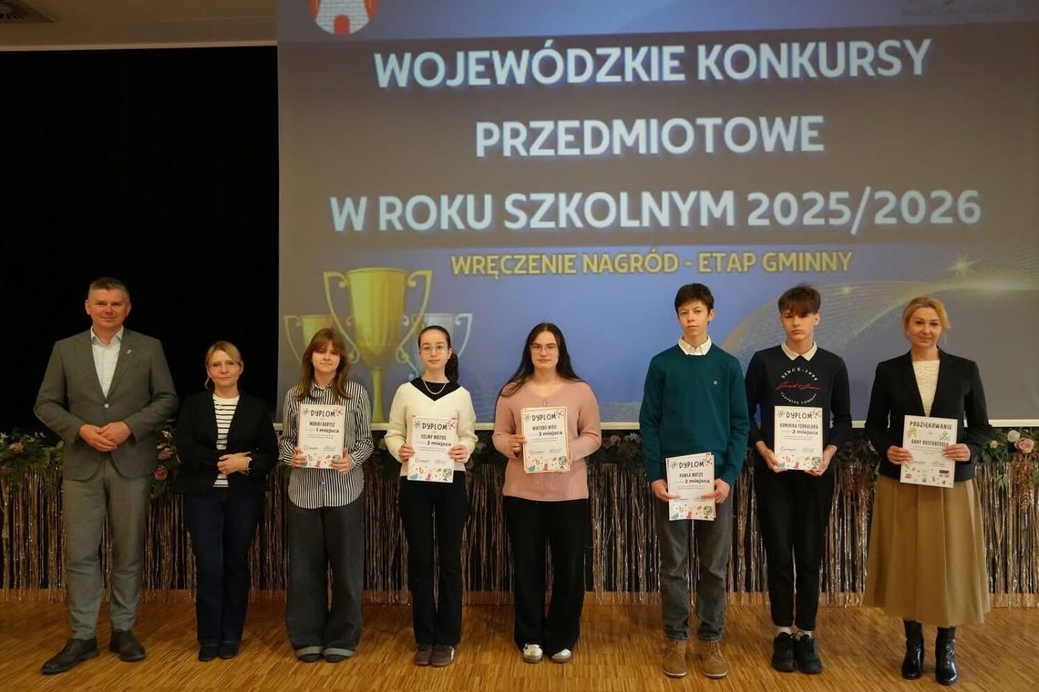 Uczniowie nagrodzeni podczas gali Wojewódzkiego Konkursu Przedmiotowego w Gogolinie wraz z burmistrzem