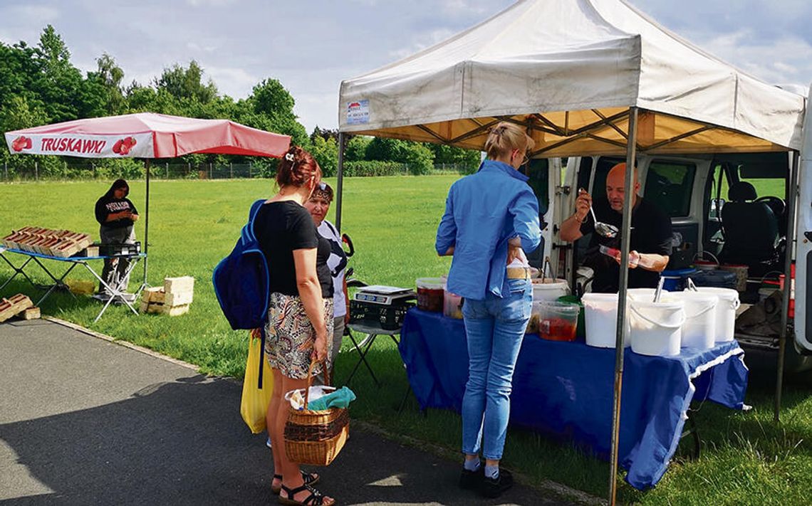 Stoiska z lokalnymi produktami podczas „Straganika” na placu Eichendorffa w Krapkowicach.