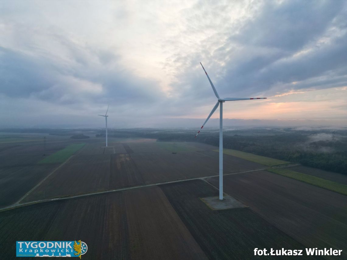 Nie taki wiatrak straszny, jak go malują Na zdjęciu Nowoczesne wiatraki na tle pól w powiecie krapkowickim – symbol czystej energii i rozwoju lokalnych gmin OZE