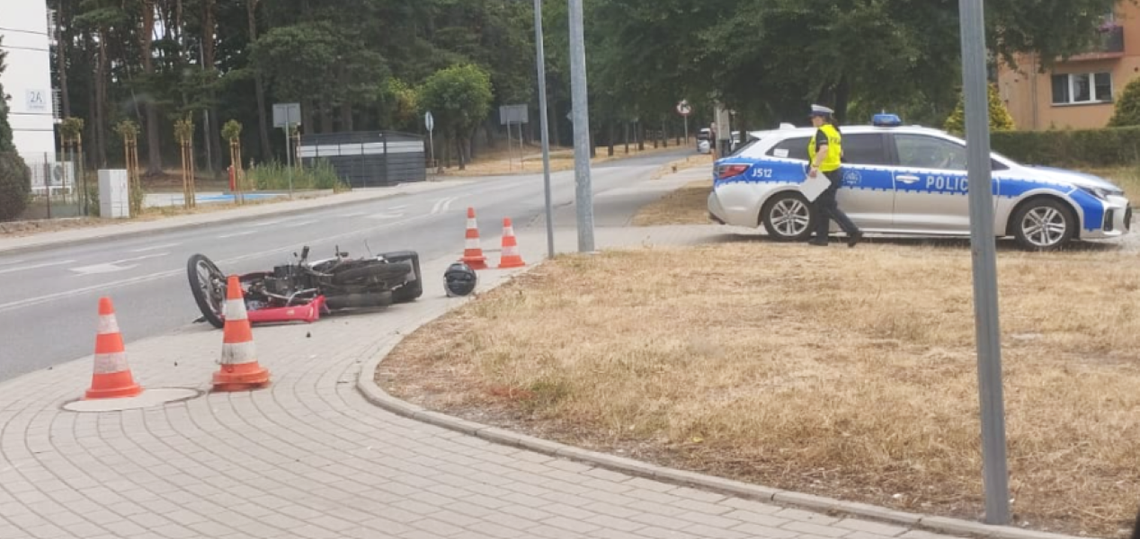 Nie ustąpił pierwszeństwa i uderzył w motorower. Kierowca jednośladu trafił do szpitala Samochód osobowy Hyundai po zderzeniu z motorowerem na skrzyżowaniu ulic Kilińskiego i Obuwników w Krapkowicach-Otmęcie. Na miejscu pracują służby.