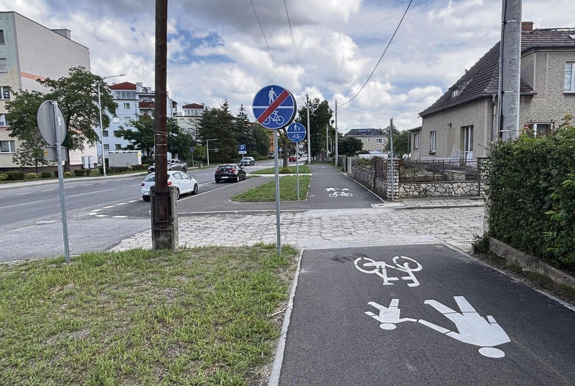 Ciąg pieszo-rowerowy przy skrzyżowaniu ulic Dzierżonia i Prudnickiej w Krapkowicach