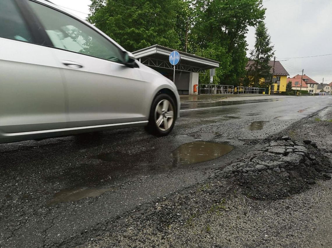 Niebezpieczne muldy i wyboje na DW 409. Steblów i Otmęt czekają na pilne naprawy Wyboje i uszkodzona nawierzchnia na drodze wojewódzkiej 409 w Steblowie