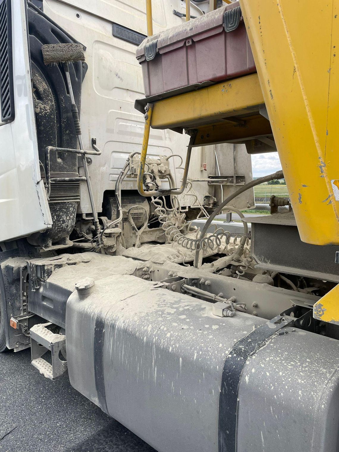 Niebezpieczne odpady sypały się z tira. Autostrada zablokowana