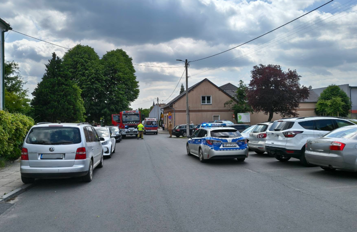 Strażacy i ratownicy podczas akcji ratunkowej przy zatrzaśniętym samochodzie z rocznym dzieckiem w Krapkowicach