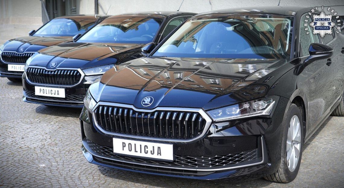 Nieoznakowany radiowóz Skoda Superb z wideorejestratorem używany przez policję na drogach Opolszczyzny
