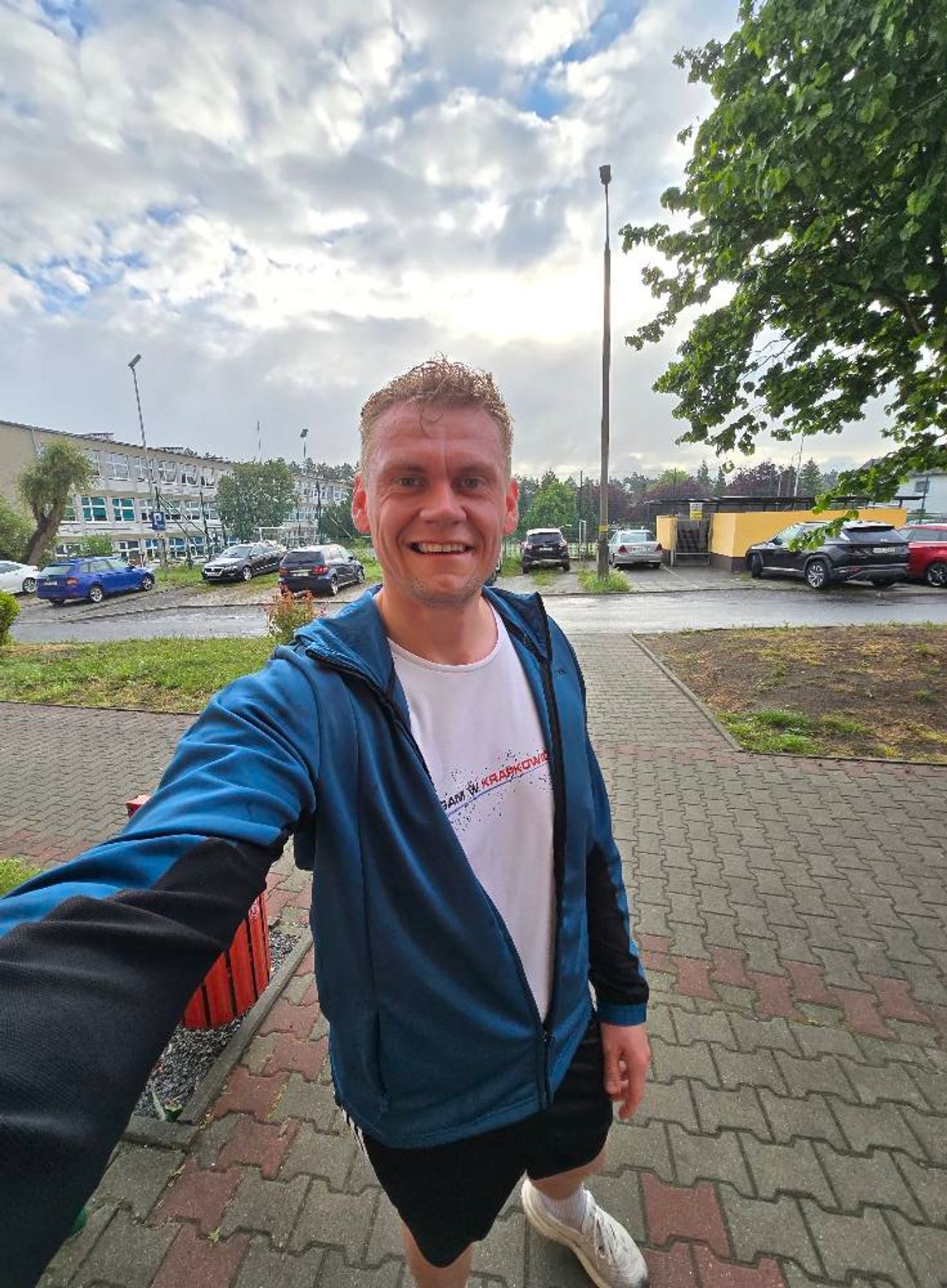 Radny Denis Opioła biegnący ulicami Krapkowic jako część akcji promującej udział w wyborach prezydenckich.