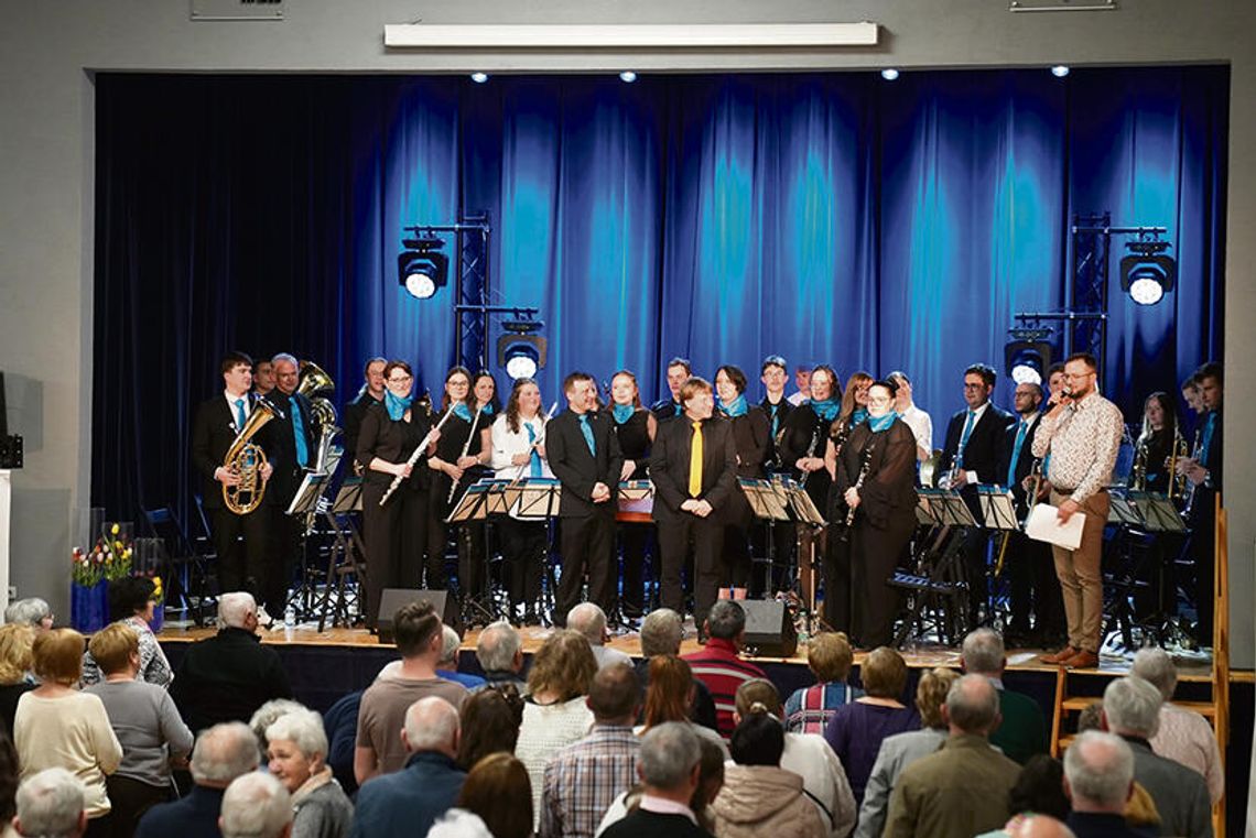 Młodzieżowa orkiestra Bläserjugend Thüringen występuje na scenie w Centrum Kultury i Czytelnictwa w Walcach