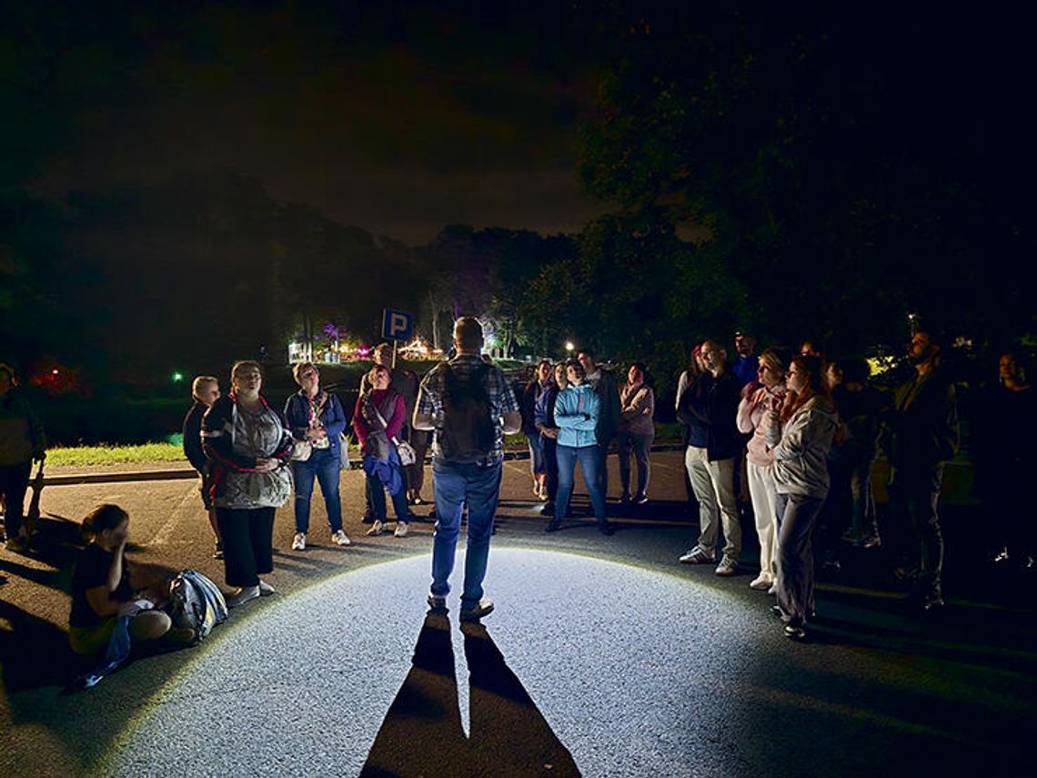 Grupa uczestników podczas Nocnego Zwiedzania Krapkowic przy Baszcie Bramy Górnej