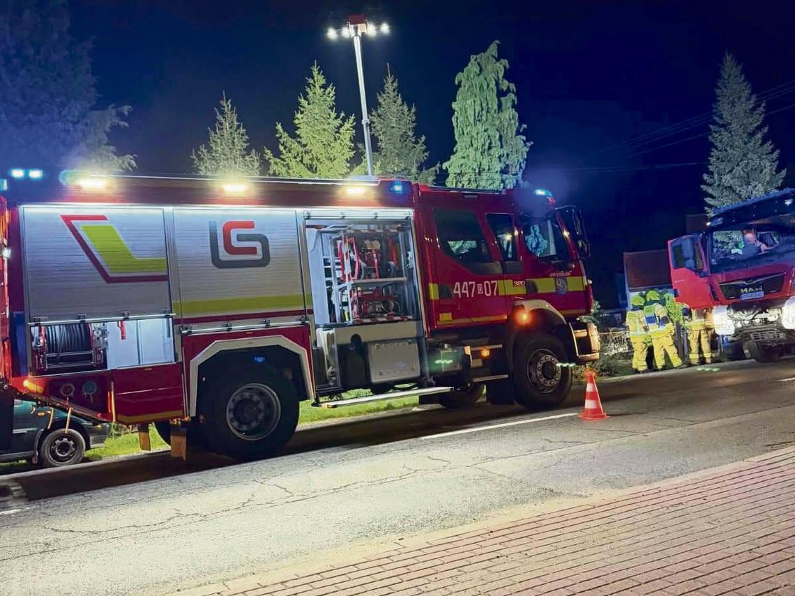 Nocny pożar domu w Steblowie. 62-latek musiał spędzić noc poza budynkiem Strażacy podczas akcji po pożarze domu jednorodzinnego w Steblowie
