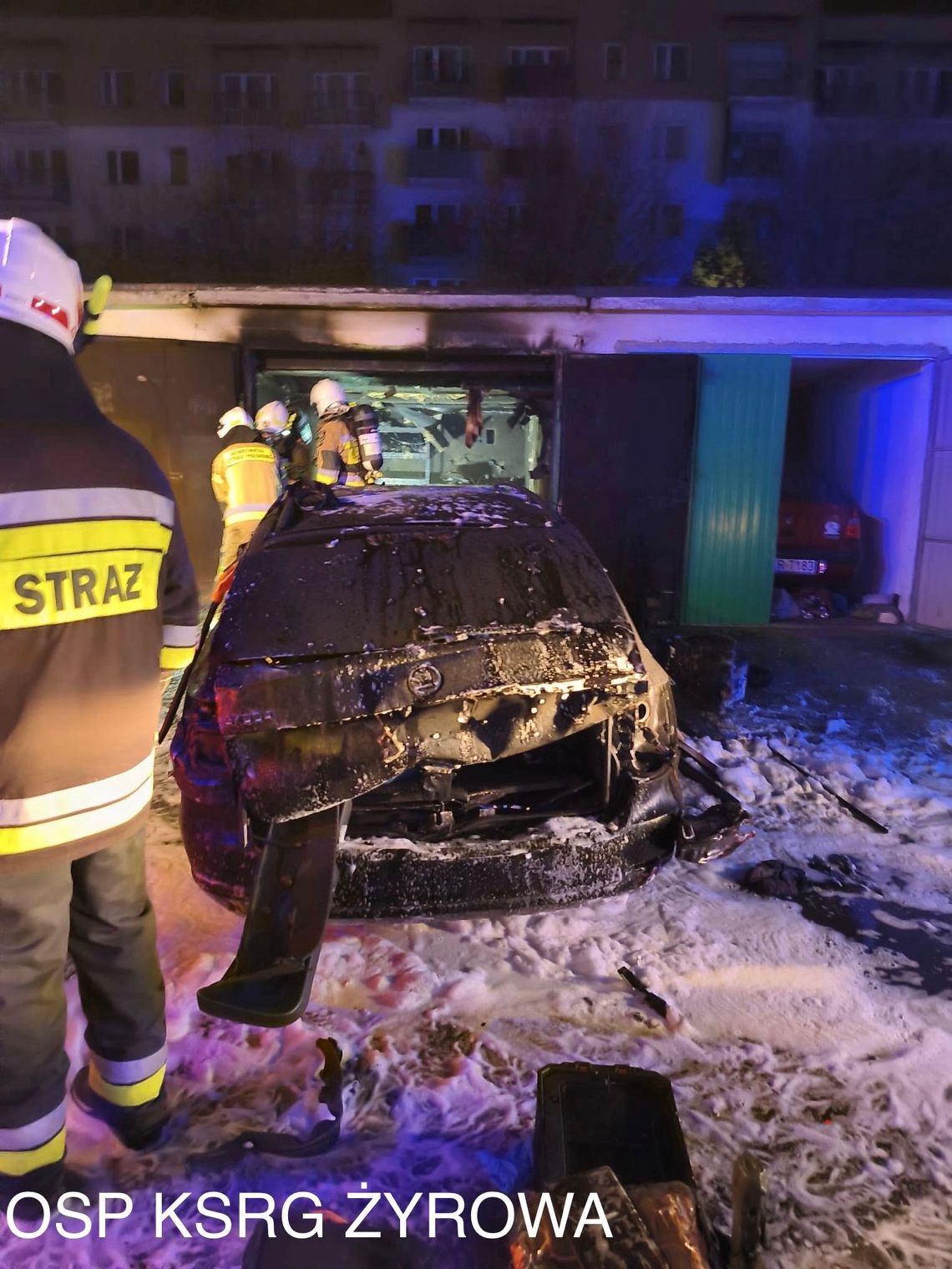 Nocny pożar garażu w Zdzieszowicach. Spłonął samochód, mieszkańców obudził dym Spalony samochód osobowy po pożarze garażu w Zdzieszowicach