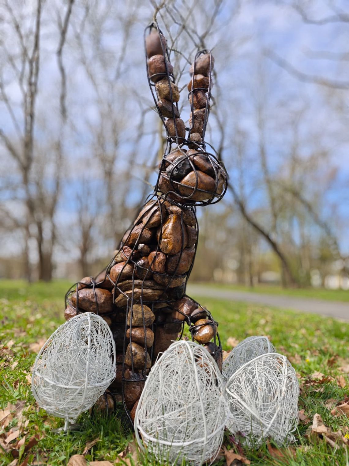 Nowa rzeźba w Parku Miejskim w Otmęcie. Ponad 1,5-metrowy zając wita spacerowiczów Rzeźba dużego zająca w Parku Miejskim w Otmęcie w Krapkowicach ustawiona przy wejściu od ulicy Obuwników.