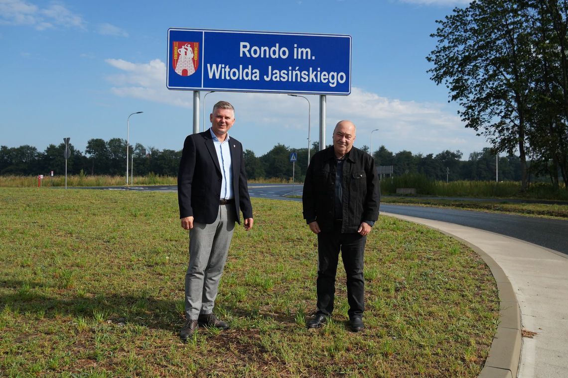 Nowe rondo w Gogolinie ma wyjątkowego patrona. Dr Witolda Jasińskiego pamiętają całe pokolenia mieszkańców Uroczyste odsłonięcie tablicy Ronda im. dr. Witolda Jasińskiego w Gogolinie z udziałem rodziny patrona i przedstawicieli gminy.