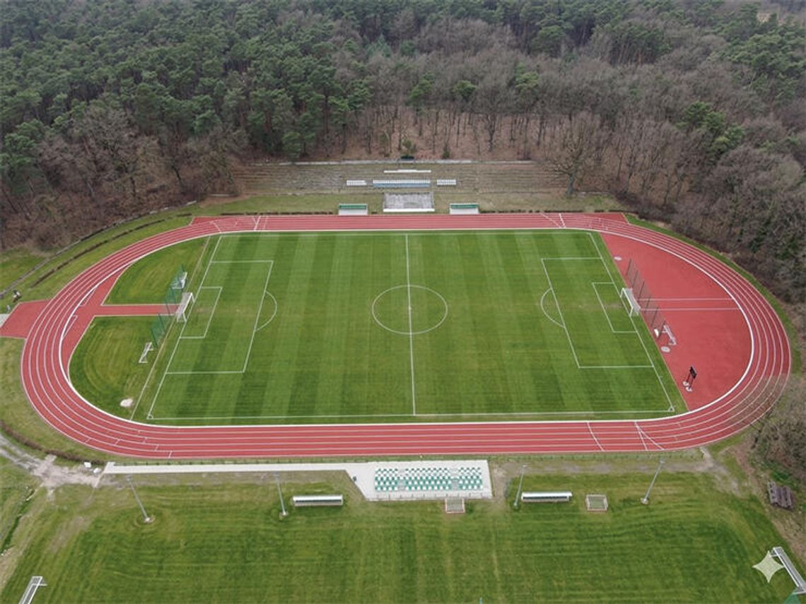 Wizualizacja nowoczesnego stadionu lekkoatletycznego w Krapkowicach z czterotorową bieżnią poliuretanową