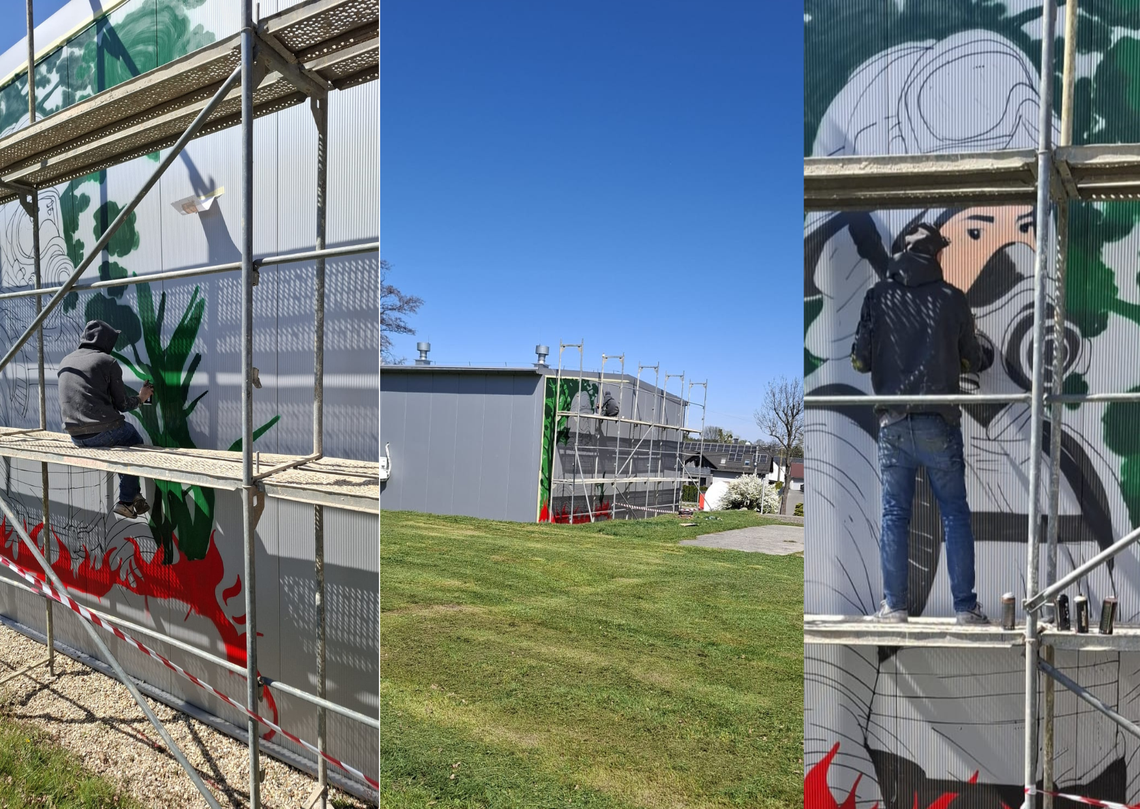 Powstający mural na remizie OSP Pietna przedstawiający strażaka w trakcie akcji ratowniczej