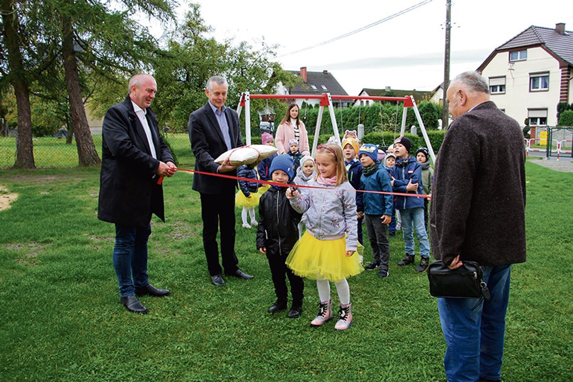 Nowy plac zabaw w Dąbrówce Górnej