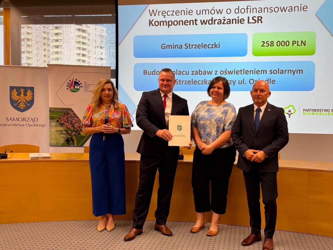 Nowy plac zabaw w Strzeleczkach coraz bliżej. Gmina zdobyła 258 tys. zł dofinansowania Podpisanie umowy na 258 tys. zł dofinansowania na budowę placu zabaw przy ul. Osiedle w Strzeleczkach
