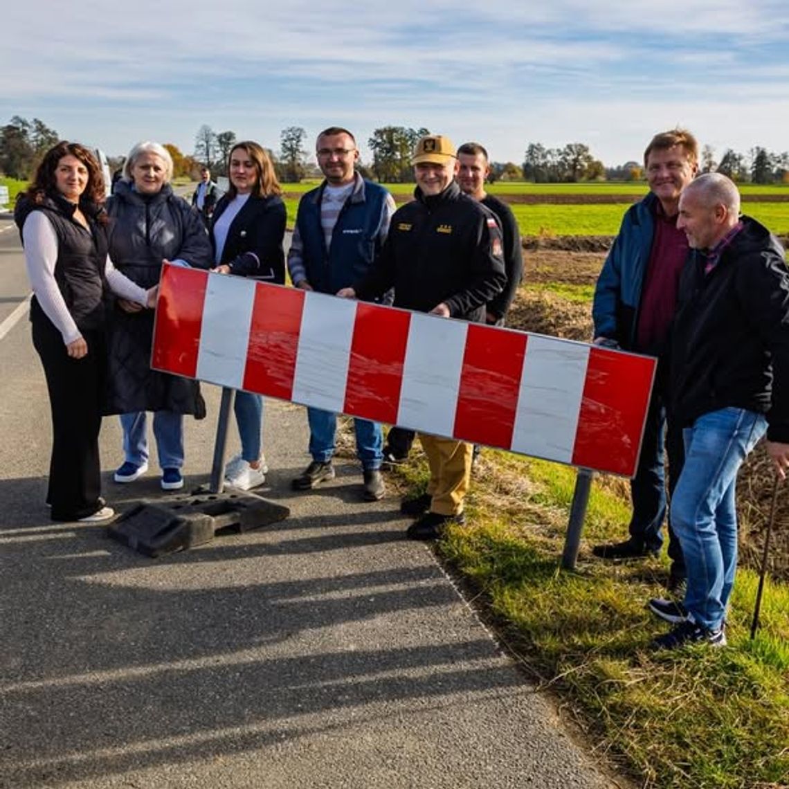 Nowy przepust w Pisarzowicach gotowy - droga powiatowa znów przejezdna po zniszczeniach powodziowych na zdjęciu Nowy przepust na drodze powiatowej w Pisarzowicach łączącej powiat krapkowicki z prudnickim po odbudowie w 2025 roku