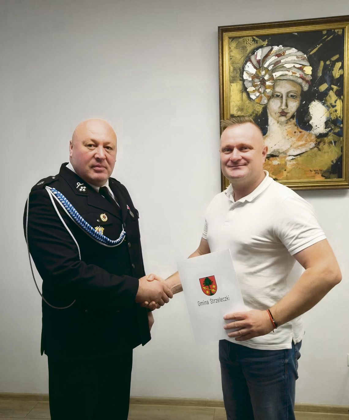 Nowy wóz strażacki dla OSP Dobra coraz bliżej. Ważny krok już za druhami Podpisanie umowy na zakup nowego średniego samochodu pożarniczego dla Ochotniczej Straży Pożarnej w Dobrej w gminie Strzeleczki