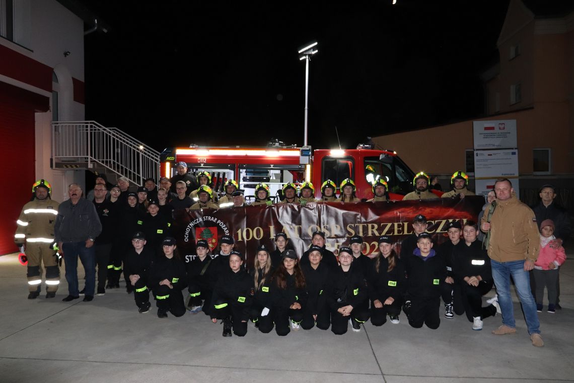 Na zdjęciu Nowy samochód ratowniczo-gaśniczy Iveco Daily 4 podczas uroczystego przekazania w OSP Strzeleczki wraz z mieszkańcami i strażakami.