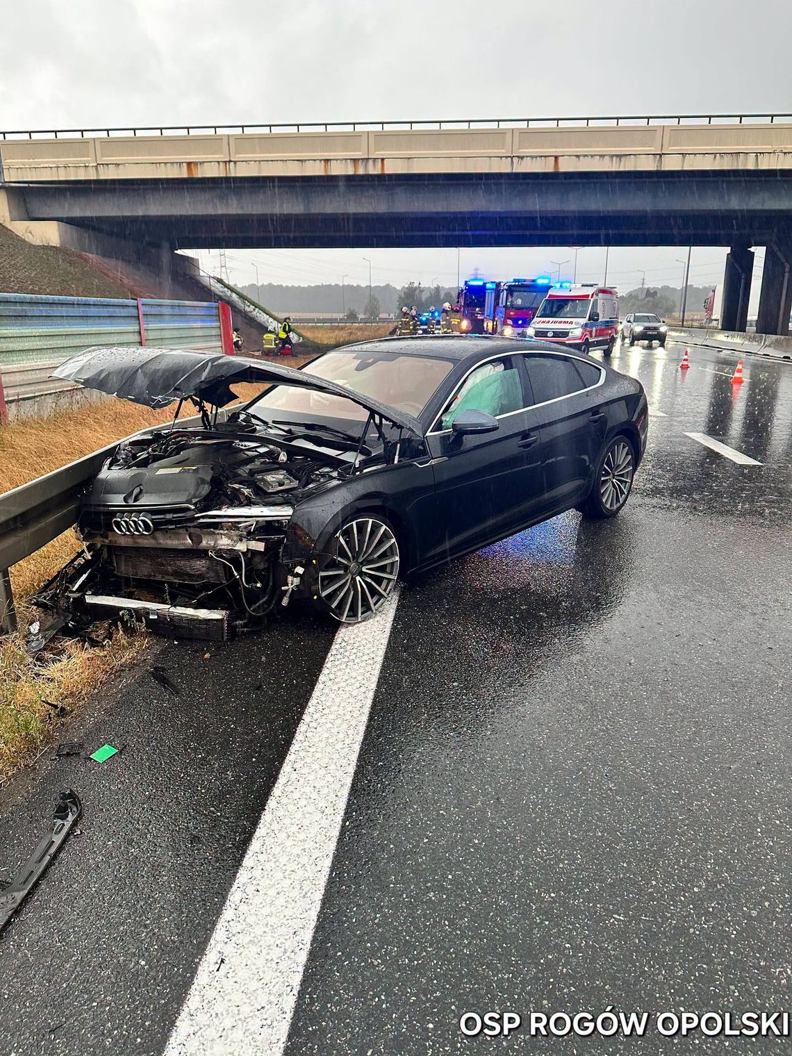 Oberwanie chmury na A4. 50-latek ze Słowacji rozbił audi o bariery na 244. kilometrze Rozbite audi przy barierach energochłonnych na 244. kilometrze autostrady A4 podczas działań straży pożarnej i policji.