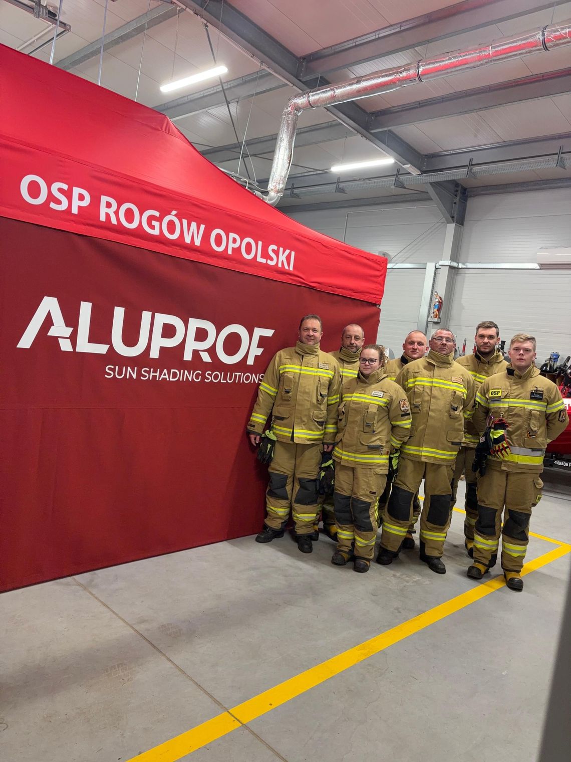 Strażacy-ochotnicy z OSP Rogów Opolski rozkładają nowy namiot ekspresowy podczas ćwiczeń i przygotowań do akcji ratowniczych.