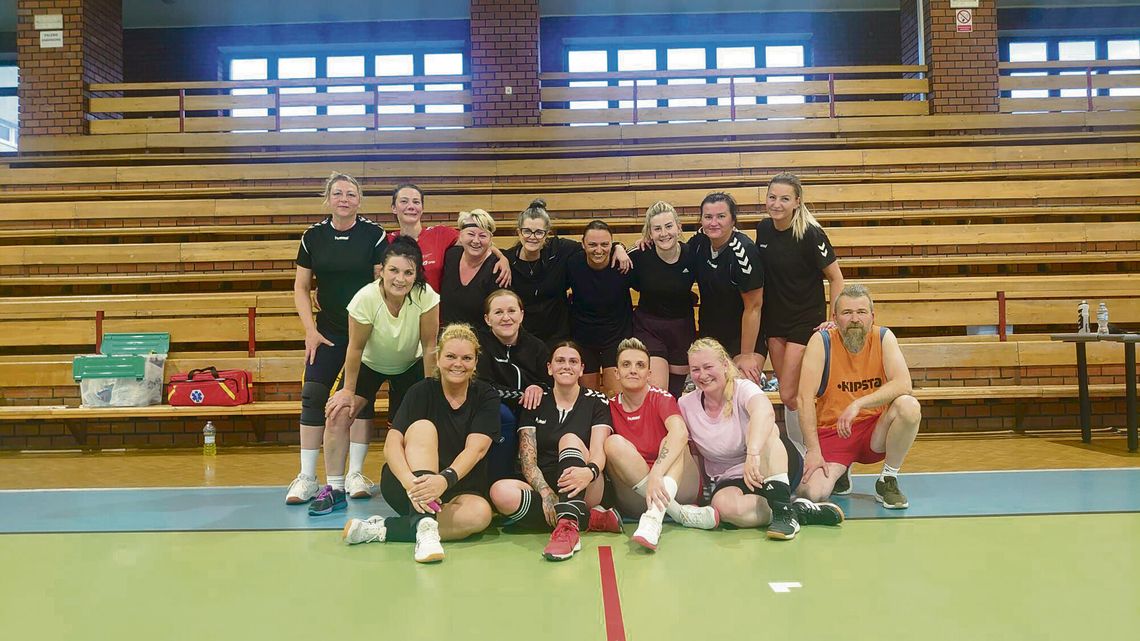 Zawodniczki OldRuch Zdzieszowice trenujące w hali przed Mistrzostwami Polski Masters
