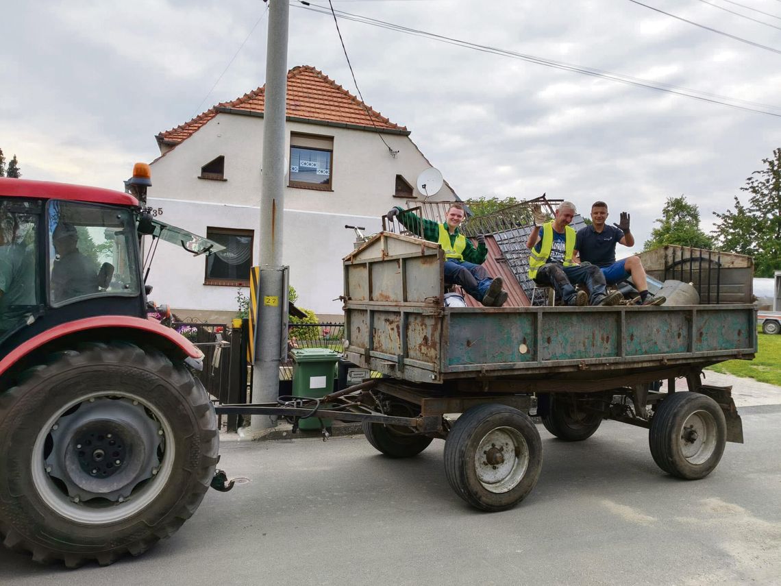 Oleszka zebrała 5600 kg złomu! Dochód trafi na remont wieży kapliczki Zebrany złom podczas akcji w Oleszce przeznaczonej na remont wieży kapliczki