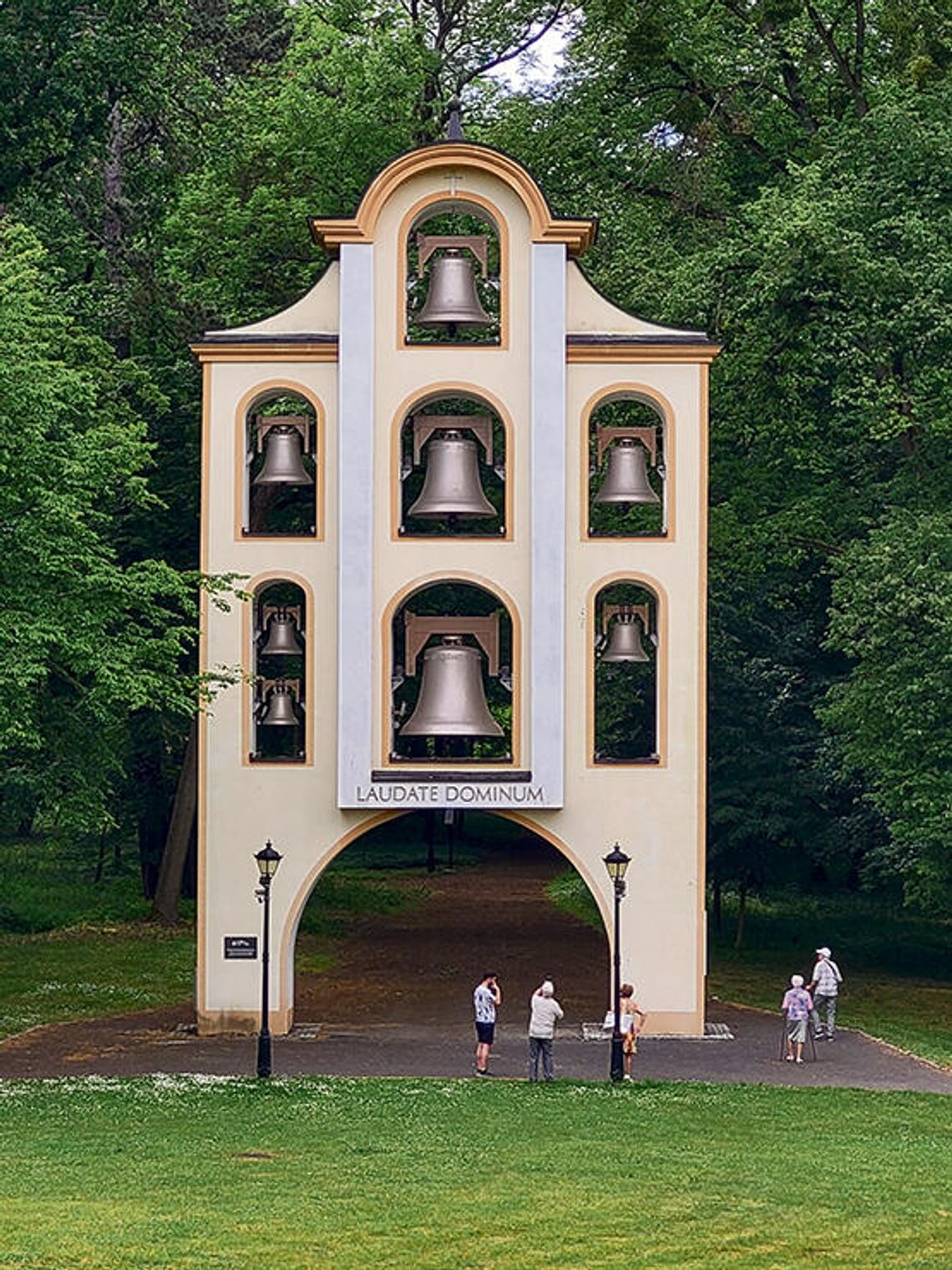 Osiem dzwonów, jedna harmonia