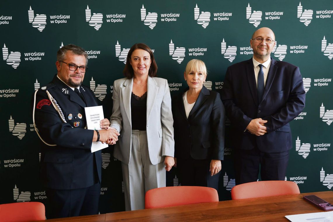 OSP Kromołów potrzebuje jeszcze 100 tys. zł. Nowy wóz zastąpi 48-letniego Mercedesa Nowy lekki samochód ratowniczo-gaśniczy dla OSP Kromołów, który ma zastąpić Mercedesa-Benz L407D z 1978 roku