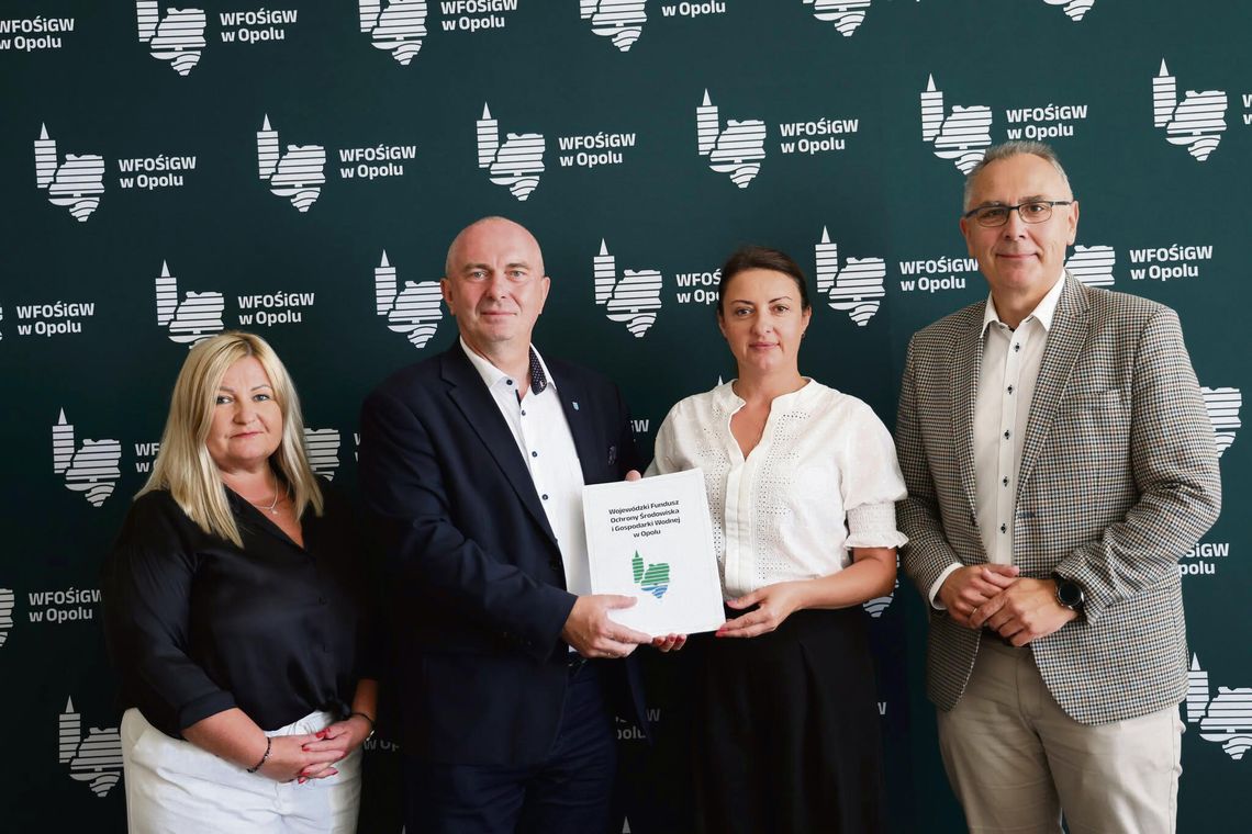 OSP Żywocice dostanie nowy wóz! Ponad milion złotych na sprzęt, który zmieni bezpieczeństwo gminy Podpisanie umowy na zakup nowego średniego samochodu ratowniczo‑gaśniczego dla OSP Żywocice w urzędzie gminy Krapkowice