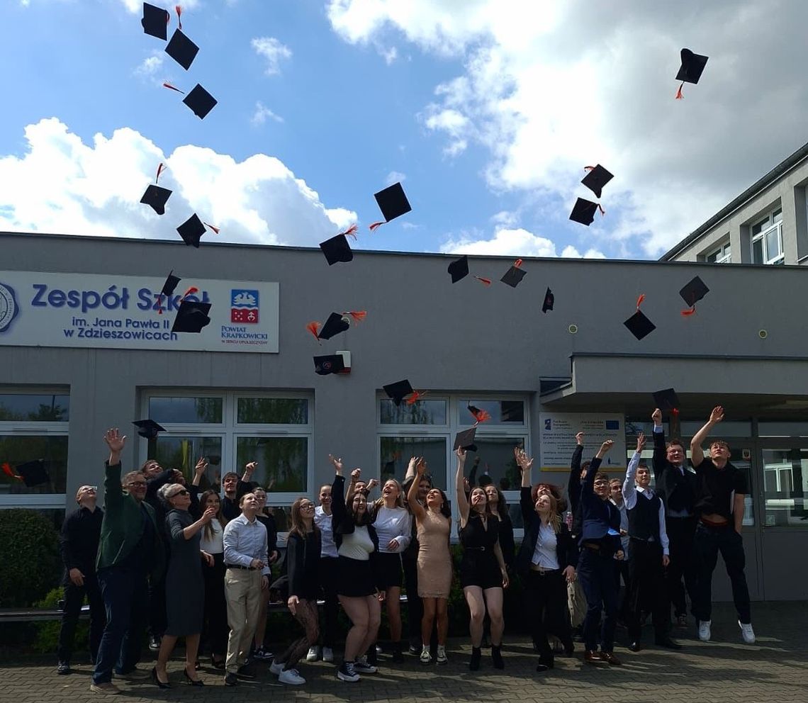 Ostatni dzwonek w powiecie krapkowickim. Łzy, wzruszenia i 180 absolwentów gotowych na maturę