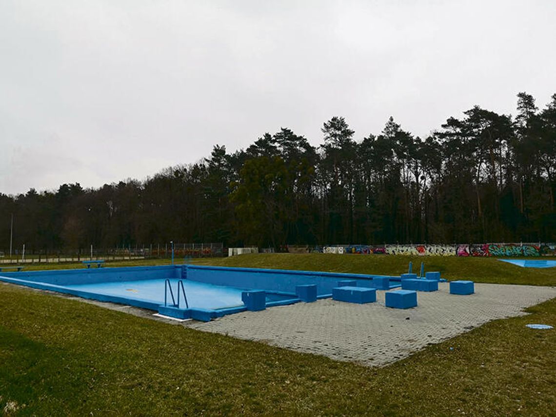 Teren dawnego basenu na stadionie w Otmęcie w Krapkowicach – miejsce planowanej inwestycji rekreacyjno-sportowej