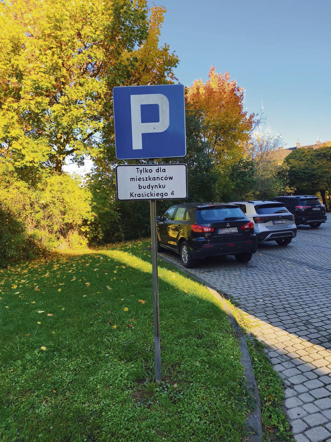 Parking tylko dla mieszkańców, ale miejsca zajmują inni. Problem na osiedlu w Otmęcie Parking przy bloku mieszkalnym przy ulicy Krasickiego 4 w Otmęcie, gdzie mieszkańcy zgłaszają problem z samochodami osób spoza budynku