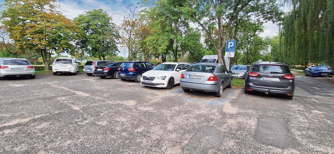 Parkingowa gehenna w Otmęcie. Na osiedlu XXX-lecia brakuje miejsc, radny pyta o rozwiązanie Samochody zaparkowane w rejonie osiedla XXX-lecia w Otmęcie – problem braku miejsc parkingowych