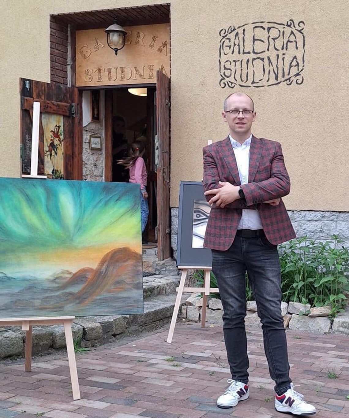 „Pasja” świętuje 15‑lecie! Krapkowiccy artyści z własną galerią, ogólnopolskimi nagrodami i rosnącą społecznością twórców Galeria „Studnia” w Krapkowicach - klimatyczne wnętrza, prace lokalnych twórców i przestrzeń spotkań artystycznych.
