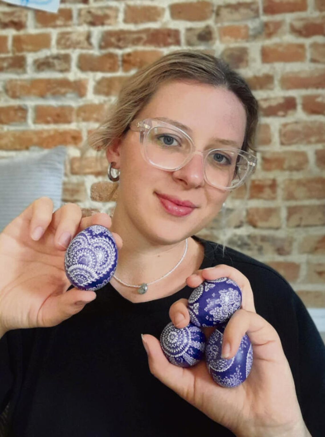 Paulina Stryj‑Koj: kroszonki, drewno i tradycja. Twórczyni z Łowkowic, którą zna cały powiat Paulina Stryj‑Koj skrobiąca kroszonkę w Łowkowicach, tradycyjne wzory na wydmuszce malowanej farbami do tkanin