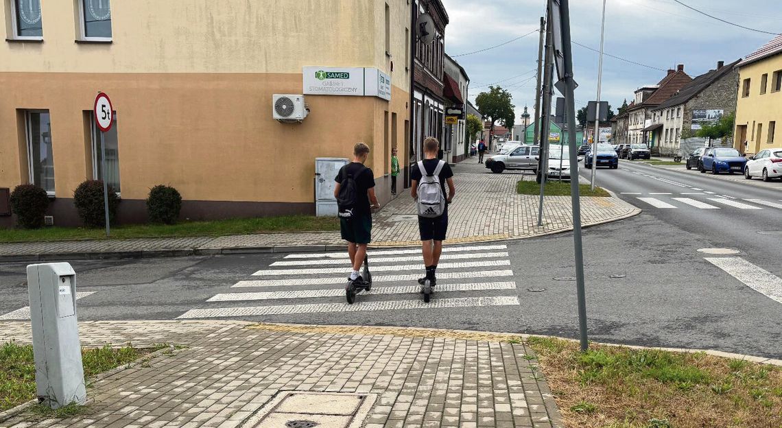 „Pędzą między ludźmi jak rakiety”. Mieszkaniec gminy Krapkowice apeluje o kontrole hulajnóg elektrycznych Użytkownik hulajnogi elektrycznej jadący chodnikiem w rejonie zabudowań i sklepów