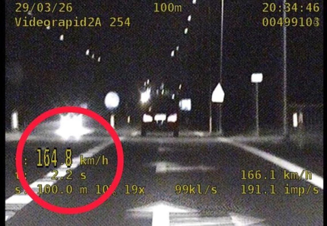 Policjant z krapkowickiej drogówki kontroluje prędkość samochodów na DK45 w rejonie Rogowa Opolskiego