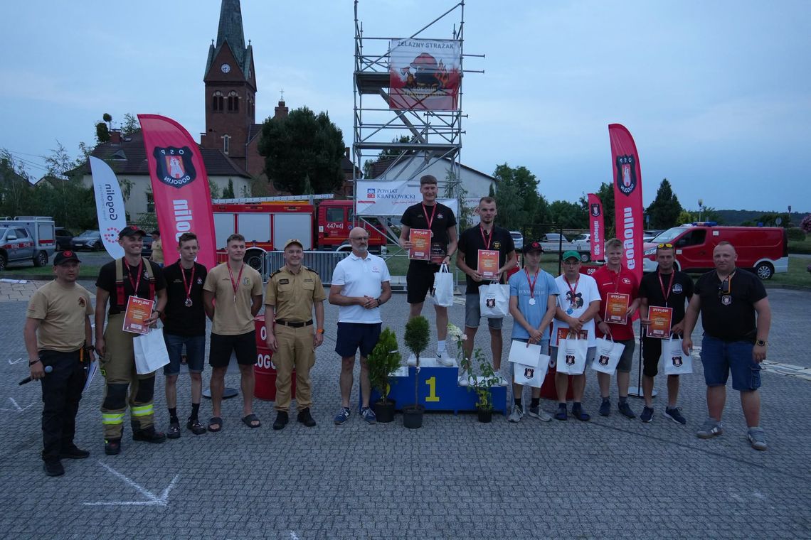 Pełny rynsztunek, ciężkie opony i walka z czasem. „Żelazny Strażak” znów rozgrzał Gogolin Strażak w pełnym umundurowaniu bojowym podczas ekstremalnych zawodów Żelazny Strażak na Placu Benedyktyńskim w Gogolinie. Zawodnicy pokonują tor przeszkód i rywalizują w konkurencjach sprawnościowych.