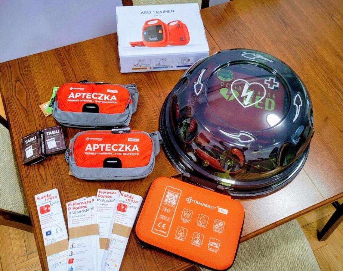 Pierwsza szkoła w gminie z publicznym AED. W Krapkowicach pojawi się urządzenie ratujące życie Defibrylator AED przekazany Publicznej Szkole Podstawowej nr 1 w Krapkowicach w ramach zbiórki społecznej