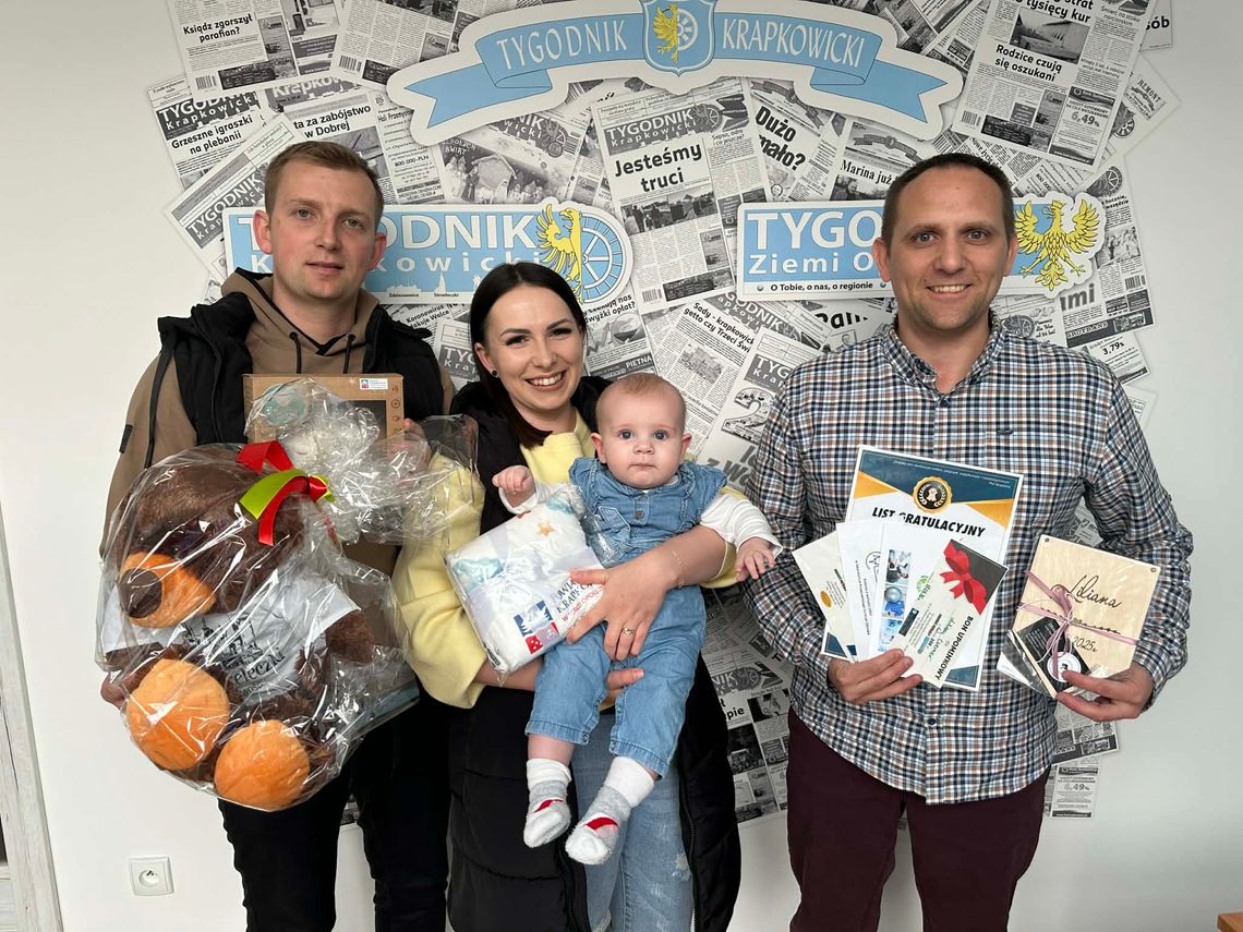 Liliana Czerner z Dąbrówki Górnej odbiera nagrody w akcji Dzidziuś Miesiąca w redakcji Tygodnika Krapkowickiego