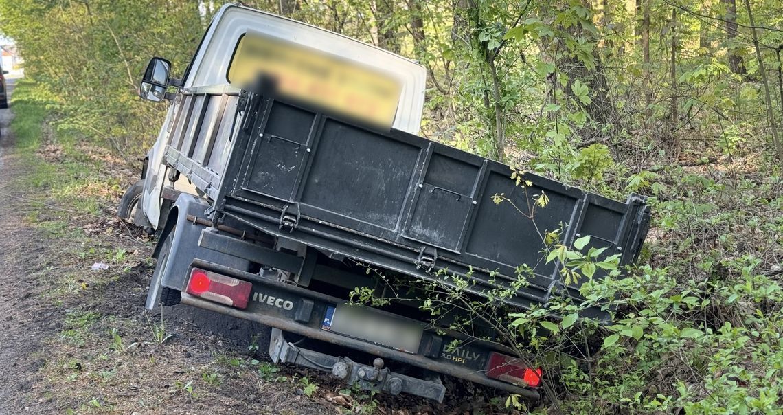 Rozbity samochód firmowy w rowie po wypadku spowodowanym przez pijanego kierowcę w Krapkowicach